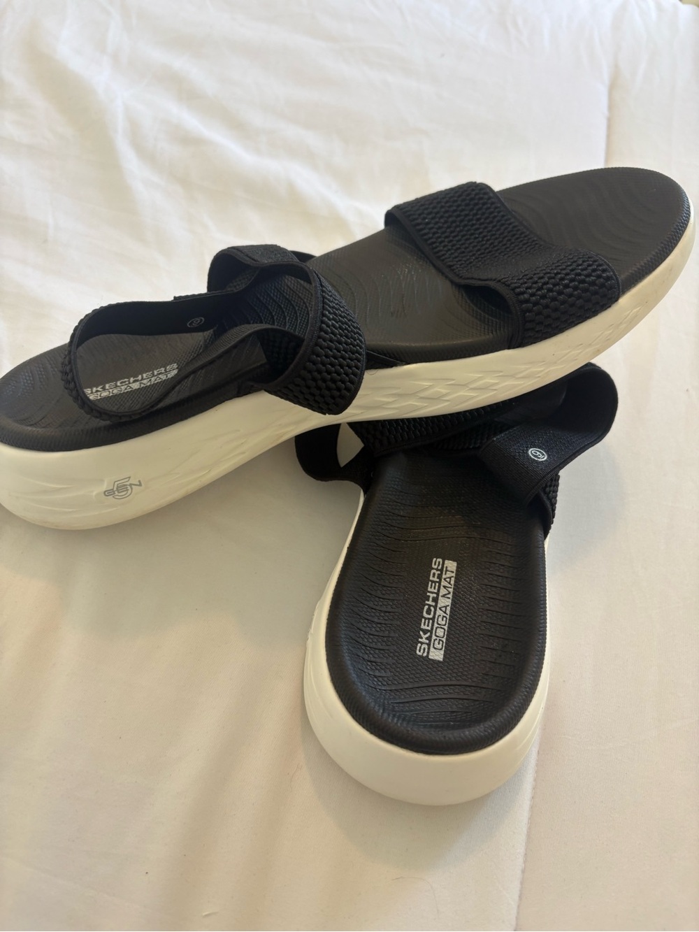 Skechers  Lightweight, Comfortable Black Goga Mat Slip-On Sandal Size 9